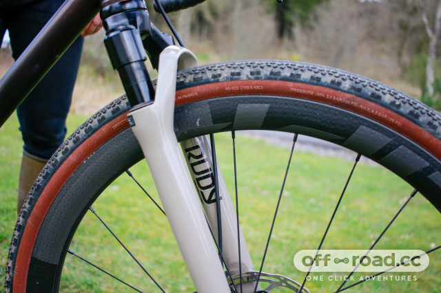 Gravel bike discount with front shock